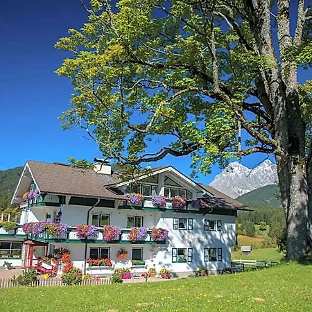 Landhaus Bergrast - Charming Countryhouse & Summercard Aparthotel Ramsau am Dachstein