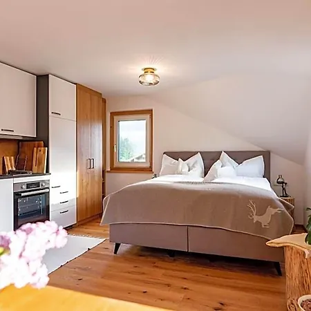 Landhaus Bergrast - Charming Countryhouse & Summercard Aparthotel